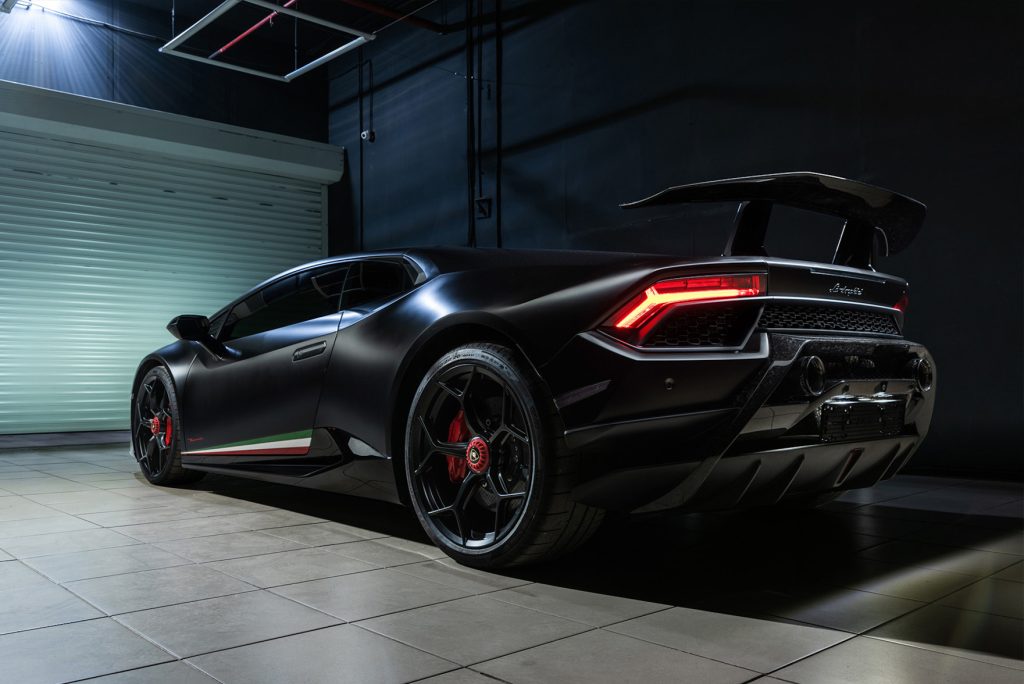 vinyl wrapping Lamborghini Huracan